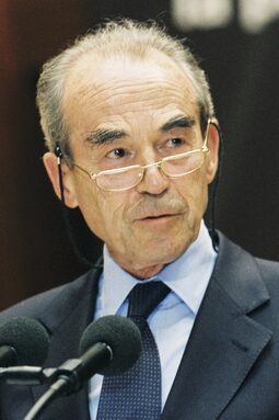 Badinter_2001_(cropped).jpg